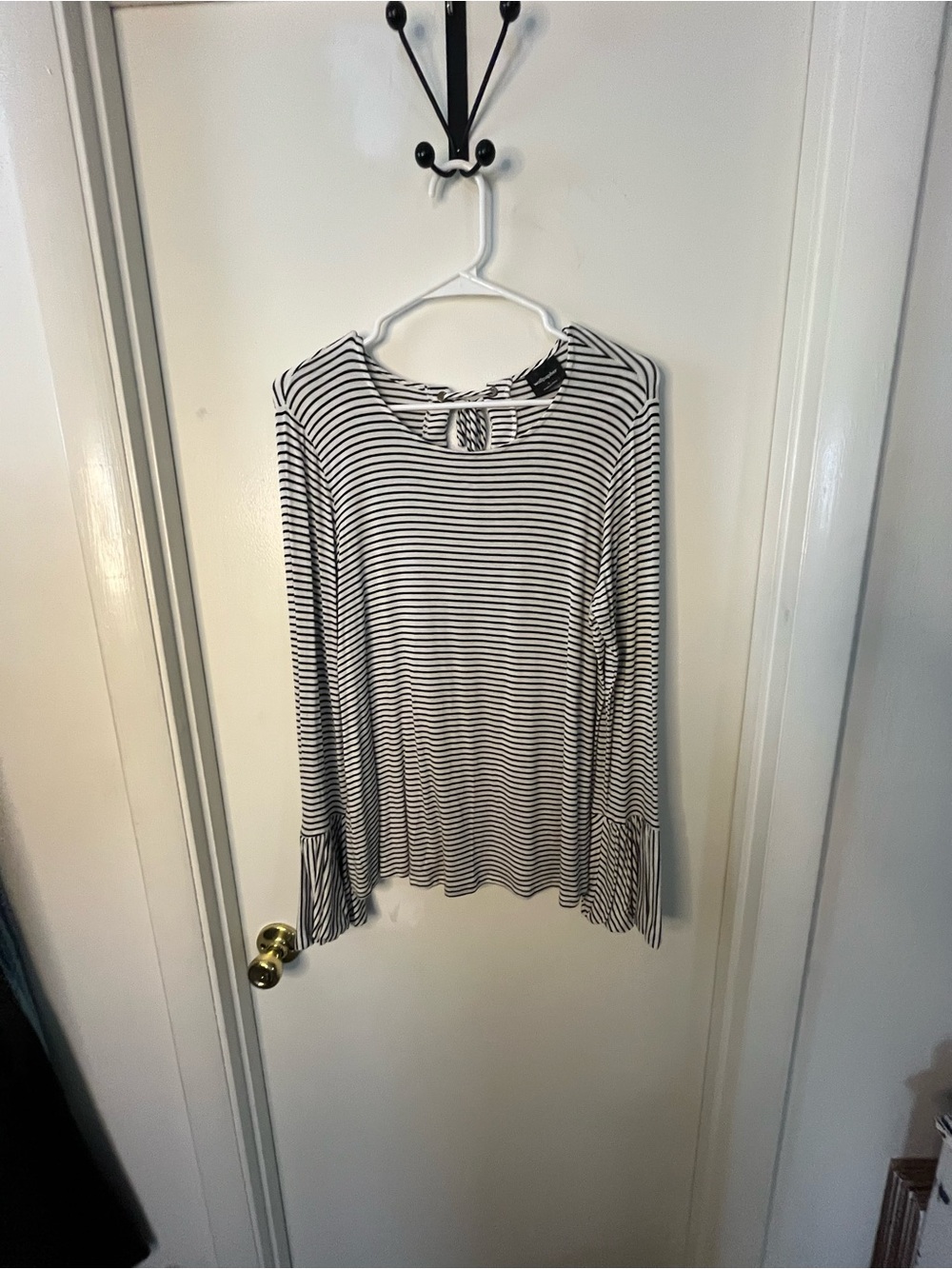 Wallpapher Striped Black & White Long Sleeve Tie-Back Top - Picture 2 of 5